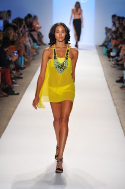 sauvage koleksiyon ilkbahar yaz 2014 mercedes-benz yüzmek moda haftası için pist model yürür