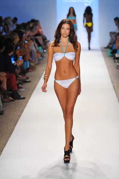 La modella passeggia in passerella alla Sauvage Collection per la primavera estate 2014 durante la Mercedes-Benz Swim Fashion Week — Foto Stock