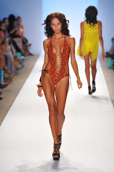 Modell sétál a kifutópálya Sauvage gyűjtemény tavaszi nyári 2014 során Mercedes-Benz úszni Fashion Week — Stock Fotó