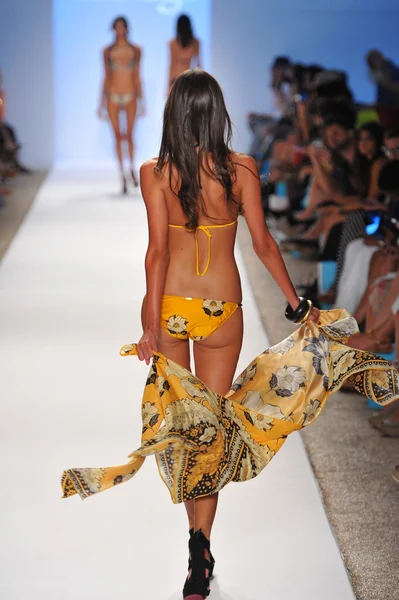在春夏季 2014年梅赛德斯-奔驰游泳时尚周期间的影片名称： 集合模型漫步跑道 — 图库照片