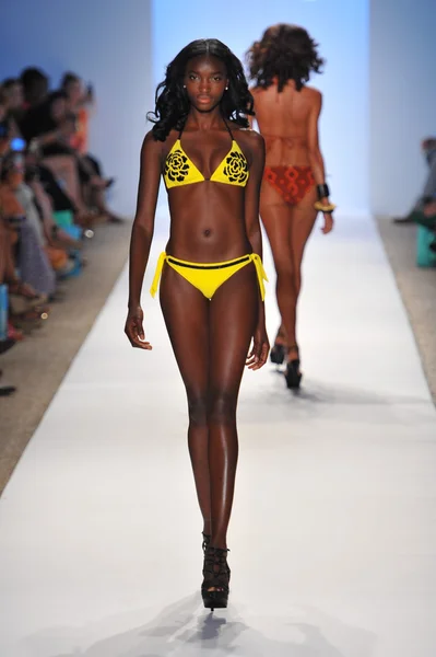モデルはソバージュ コレクション春夏 2014年メルセデス · ベンツ水着ファッション ・ ウィーク中の滑走路を歩く — ストック写真
