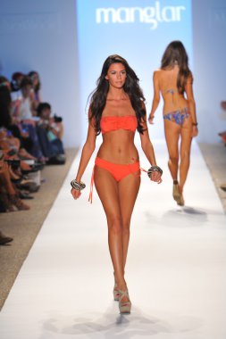 manglar koleksiyon ilkbahar - yaz 2014 için pist yürüyüş modeli