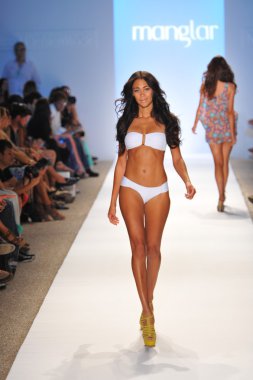 manglar koleksiyon ilkbahar - yaz 2014 için pist yürüyüş modeli