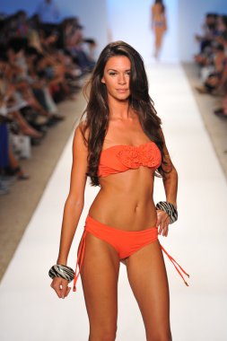 manglar koleksiyon ilkbahar - yaz 2014 için pist yürüyüş modeli