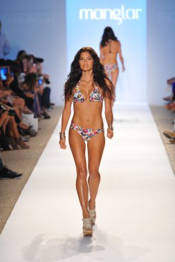 manglar koleksiyon ilkbahar - yaz 2014 için pist yürüyüş modeli