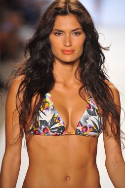 manglar koleksiyon ilkbahar - yaz 2014 için pist yürüyüş modeli