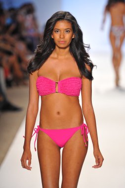 manglar koleksiyon ilkbahar - yaz 2014 için pist yürüyüş modeli