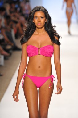 manglar koleksiyon ilkbahar - yaz 2014 için pist yürüyüş modeli