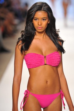 manglar koleksiyon ilkbahar - yaz 2014 için pist yürüyüş modeli