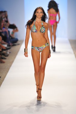 manglar koleksiyon ilkbahar - yaz 2014 için pist yürüyüş modeli