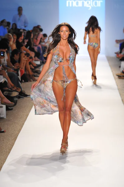 Model walking runway at the Manglar Collection for Spring - Summer 2014 — Stock Photo, Image