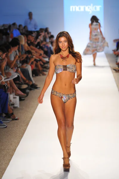 Model walking runway at the Manglar Collection for Spring - Summer 2014 — Stock Photo, Image