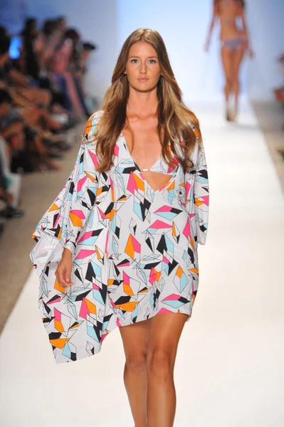 manglar koleksiyon ilkbahar - yaz 2014 için pist yürüyüş modeli