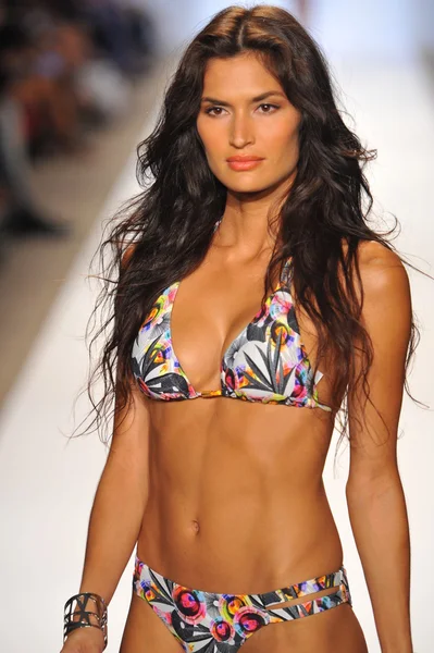 Model walking runway at the Manglar Collection for Spring - Summer 2014 — Stock Photo, Image