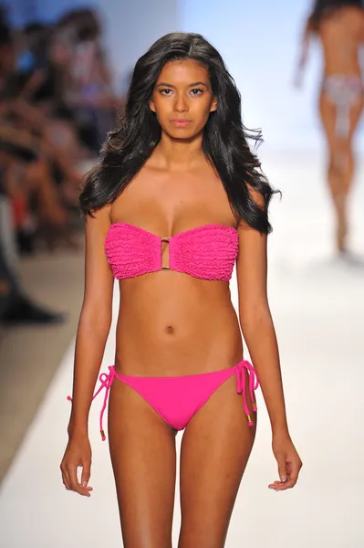 Model walking runway at the Manglar Collection for Spring - Summer 2014 — Stock Photo, Image