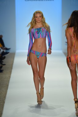 CIA maritima koleksiyon ilkbahar - yaz 2014 için pist model yürür