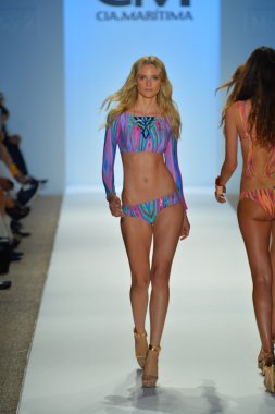 CIA maritima koleksiyon ilkbahar - yaz 2014 için pist model yürür