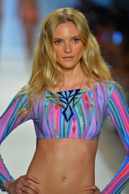 CIA maritima koleksiyon ilkbahar - yaz 2014 için pist model yürür