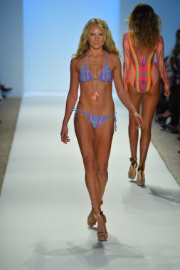 CIA maritima koleksiyon ilkbahar - yaz 2014 için pist model yürür