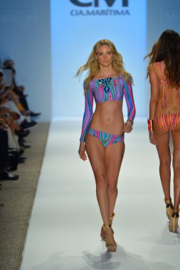 CIA maritima koleksiyon ilkbahar - yaz 2014 için pist model yürür