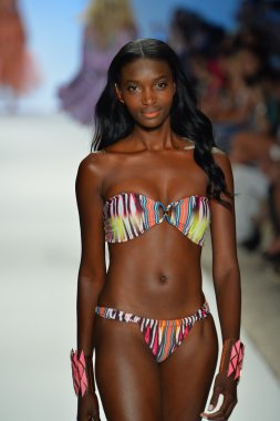 CIA maritima koleksiyon ilkbahar - yaz 2014 için pist model yürür