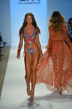 CIA maritima koleksiyon ilkbahar - yaz 2014 için pist model yürür