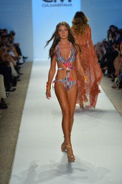 CIA maritima koleksiyon ilkbahar - yaz 2014 için pist model yürür