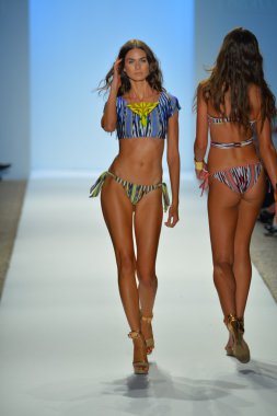 CIA maritima koleksiyon ilkbahar - yaz 2014 için pist model yürür