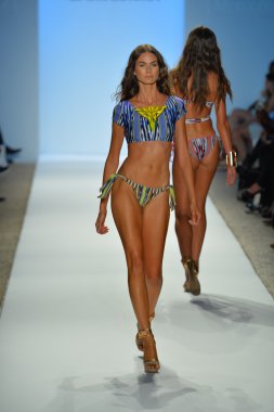 CIA maritima koleksiyon ilkbahar - yaz 2014 için pist model yürür