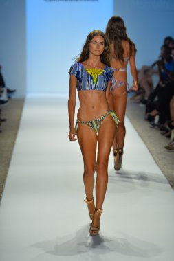 CIA maritima koleksiyon ilkbahar - yaz 2014 için pist model yürür