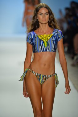 CIA maritima koleksiyon ilkbahar - yaz 2014 için pist model yürür