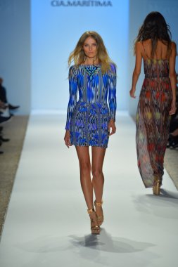 CIA maritima koleksiyon ilkbahar - yaz 2014 için pist model yürür