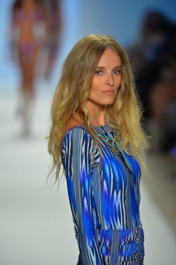 CIA maritima koleksiyon ilkbahar - yaz 2014 için pist model yürür