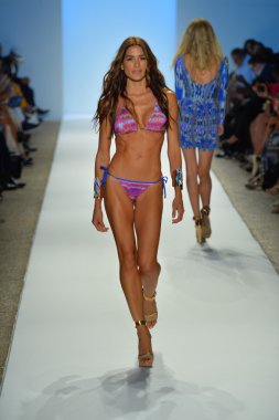 CIA maritima koleksiyon ilkbahar - yaz 2014 için pist model yürür