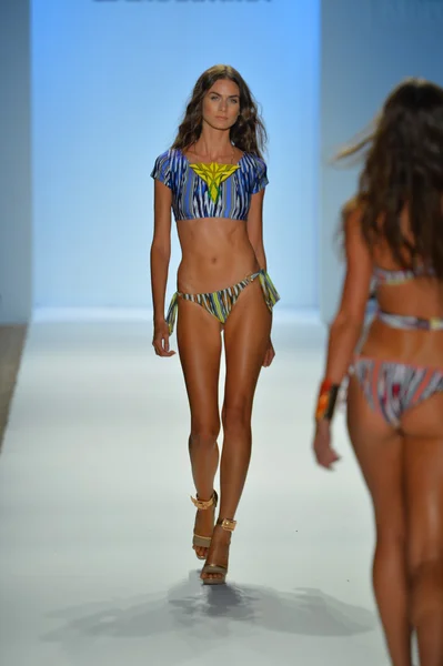 Modelo caminha pista na Coleção Cia Maritima para a Primavera - Verão 2014 — Fotografia de Stock