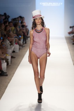 caitlin pist yürüyüş model kelly koleksiyonu için ilkbahar - yaz 2014