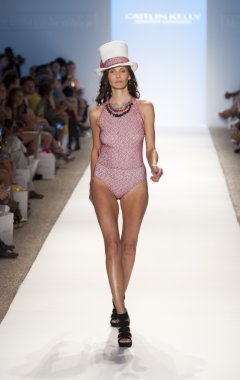 caitlin pist yürüyüş model kelly koleksiyonu için ilkbahar - yaz 2014