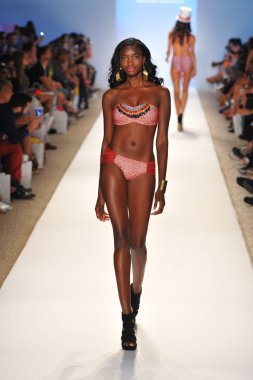 caitlin pist yürüyüş model kelly koleksiyonu için ilkbahar - yaz 2014