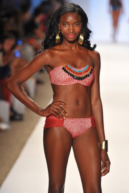 caitlin pist yürüyüş model kelly koleksiyonu için ilkbahar - yaz 2014