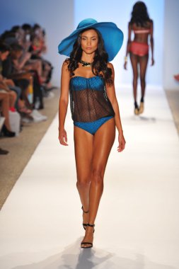 caitlin pist yürüyüş model kelly koleksiyonu için ilkbahar - yaz 2014