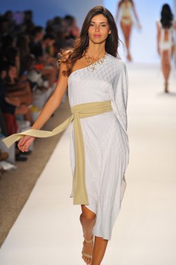 caitlin pist yürüyüş model kelly koleksiyonu için ilkbahar - yaz 2014