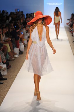 caitlin pist yürüyüş model kelly koleksiyonu için ilkbahar - yaz 2014