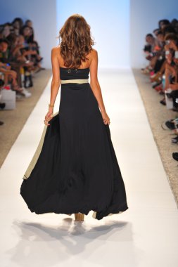 caitlin pist yürüyüş model kelly koleksiyonu için ilkbahar - yaz 2014