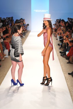 Tasarımcı caitlin kelly ve pist finale caitlin yürüyüş model kelly koleksiyonu