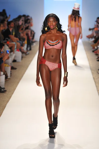 Model walking runway at the Caitlin Kelly Collection for Spring - Summer 2014 — Stock Photo, Image