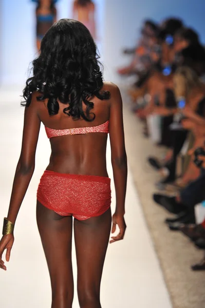 Model walking runway at the Caitlin Kelly Collection for Spring - Summer 2014 — Stock Photo, Image