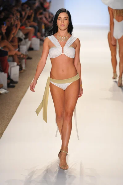 Modelo de pista de caminhada na Coleção Caitlin Kelly para a Primavera - Verão 2014 — Fotografia de Stock