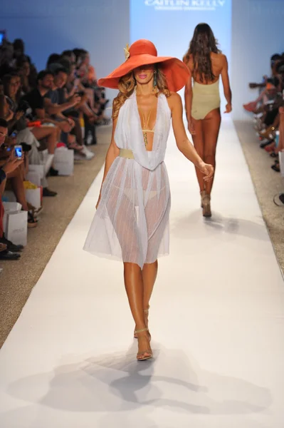 Model walking runway at the Caitlin Kelly Collection for Spring - Summer 2014 — Stock Photo, Image