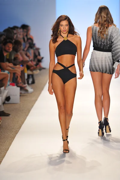 Model walking runway at the Caitlin Kelly Collection for Spring - Summer 2014 — Stock Photo, Image