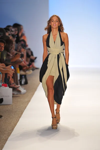 Passerella della Caitlin Kelly Collection per la primavera - estate 2014 — Foto Stock